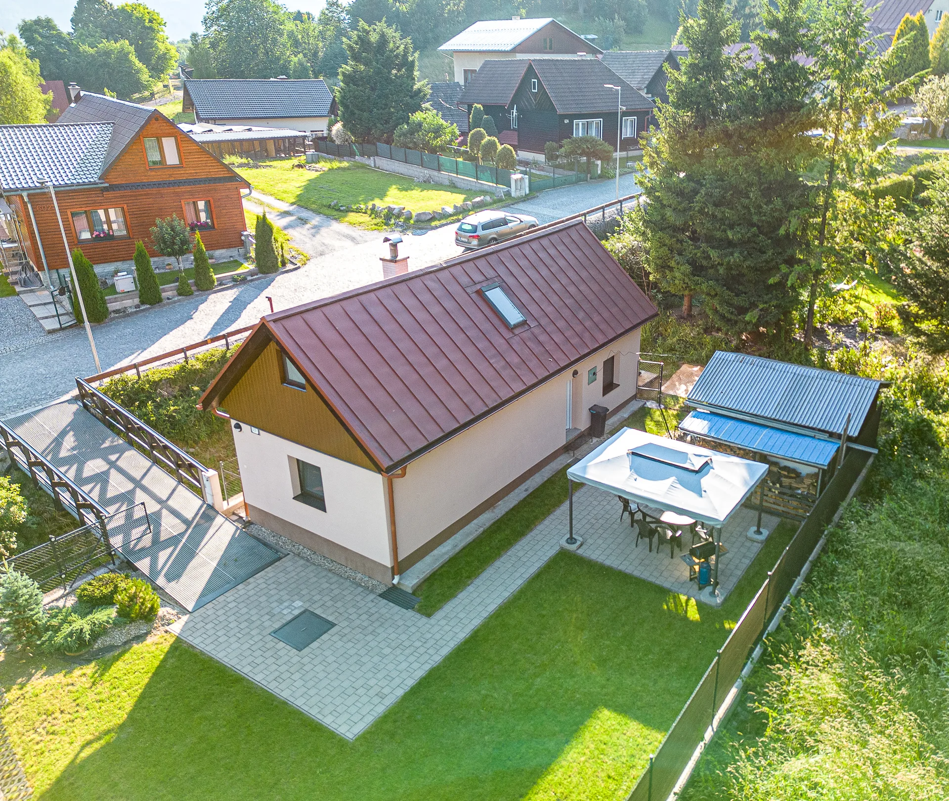 Rodinný dom s oplotenou záhradou a posedením v Starej Bystrici